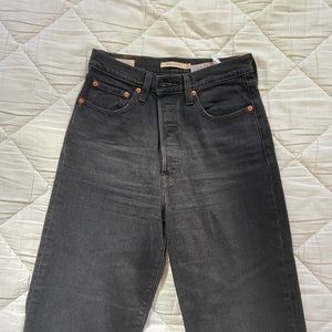 LEVI Ribecage Straight Size 28 - NEVER WORN